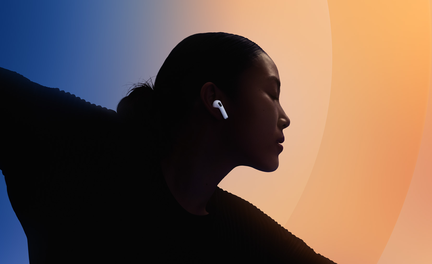 AirPods 4を装着して踊っている人