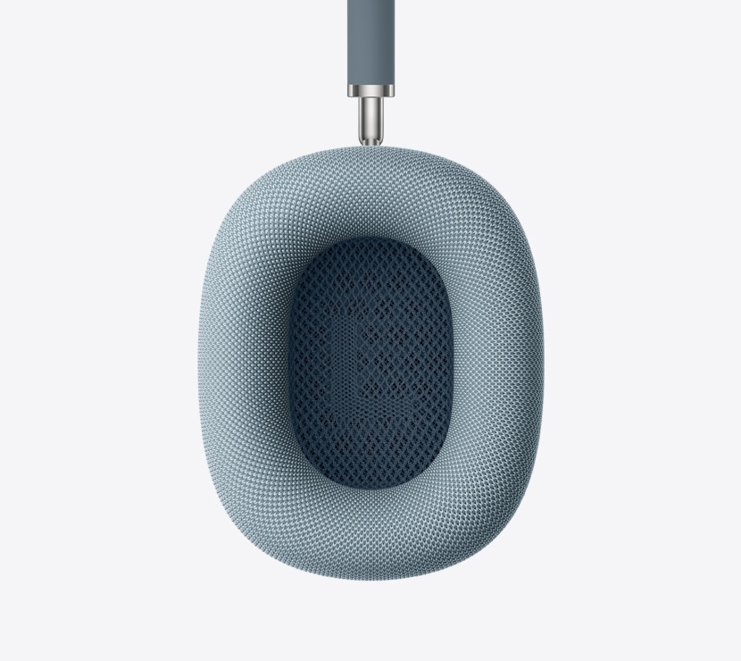 ブルーのAirPods Max 2ヘッドフォン。イヤークッションの内側が細部まで見える