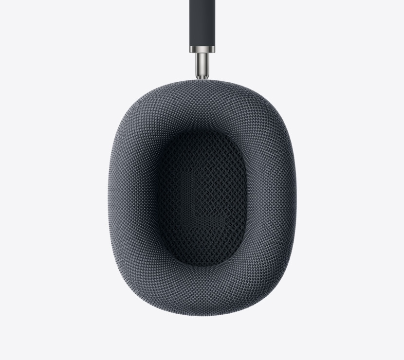 ミッドナイトのAirPods Max 2ヘッドフォン。イヤークッションの内側が細部まで見える