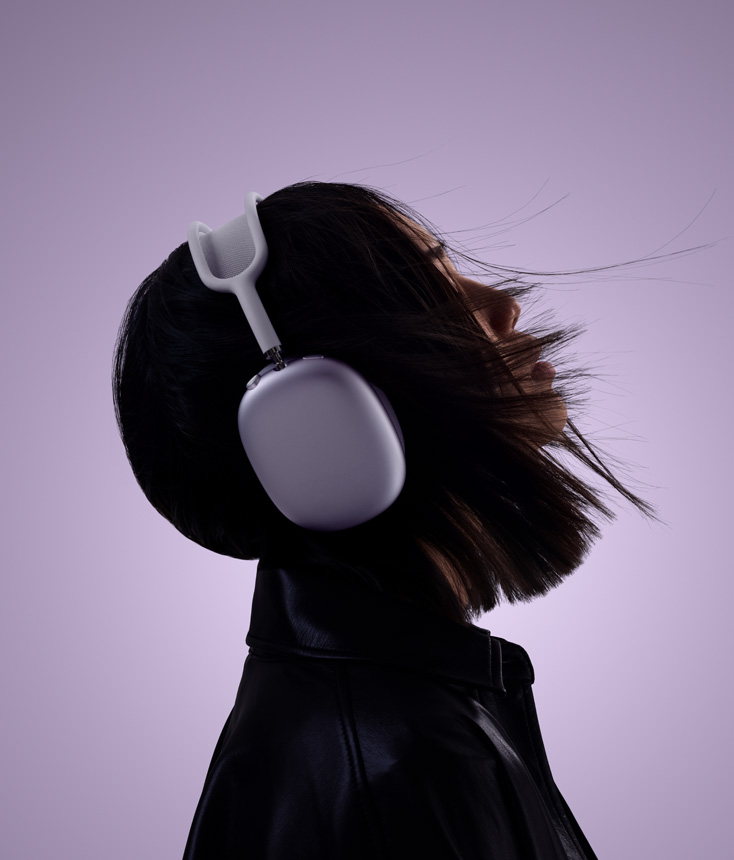 パープルのAirPods Max 2を装着し、少し上を向いている人物の横顔
