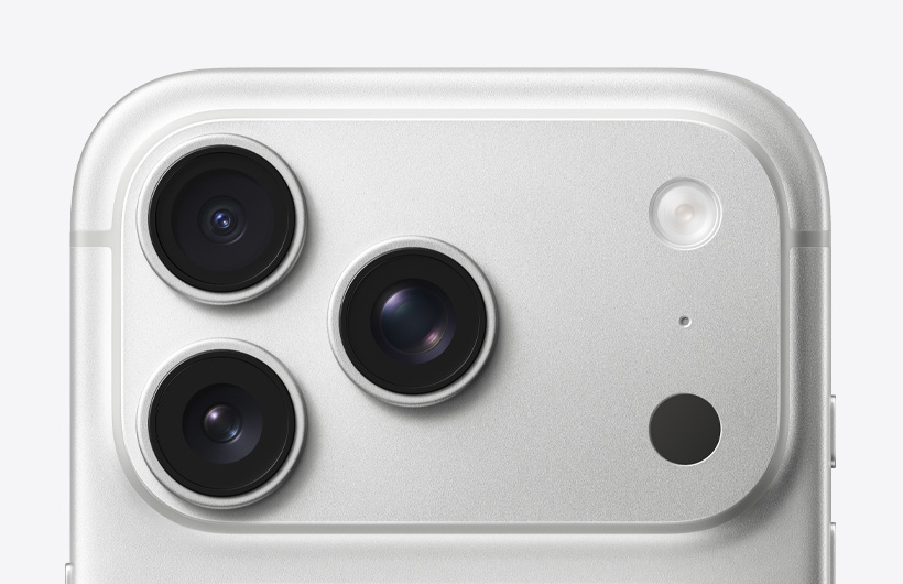 シルバーのiPhone 17 Proの背面の外観。Proのカメラシステム、3つのレンズ、マイク、フラッシュ