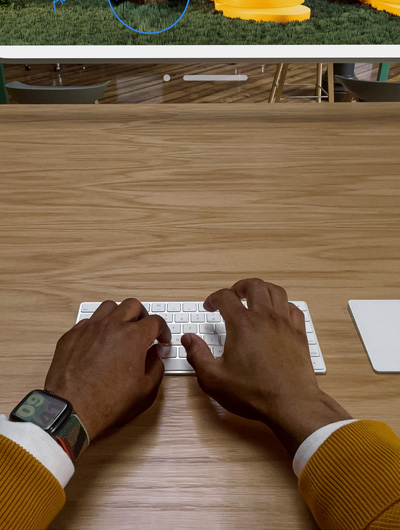 Magic Keyboardの上にある両手