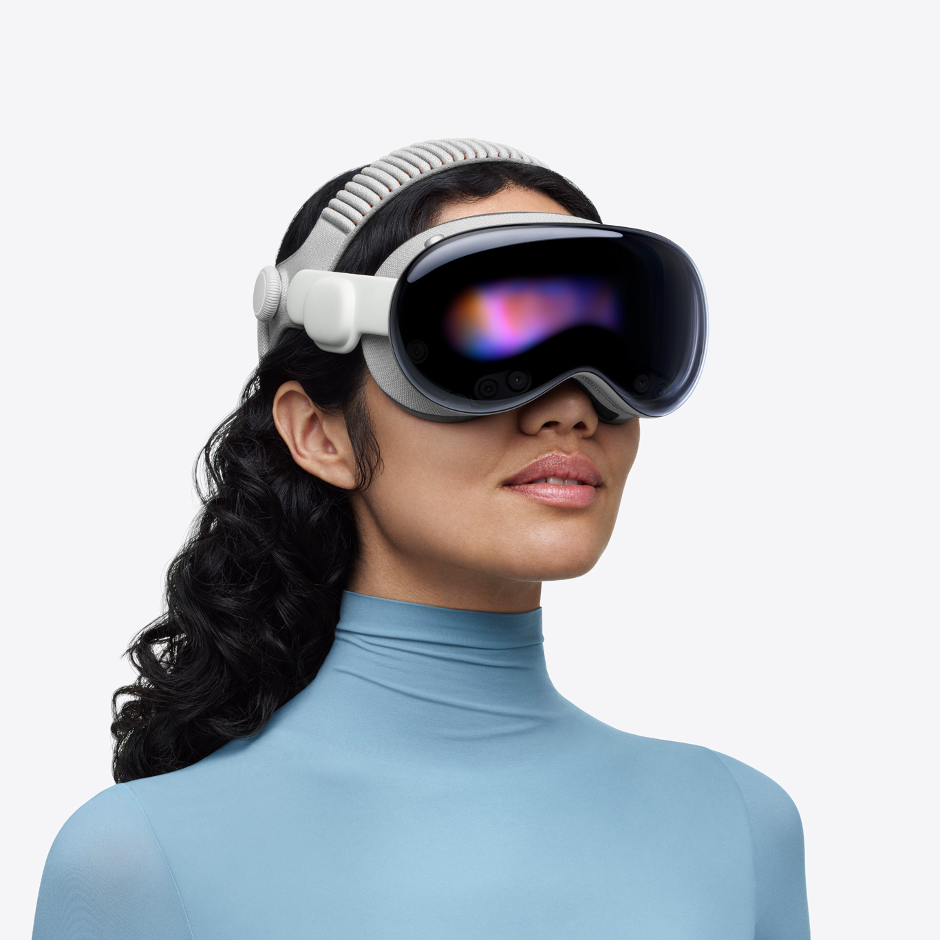 デュアルニットバンドを取りつけたApple Vision Proを装着した人物