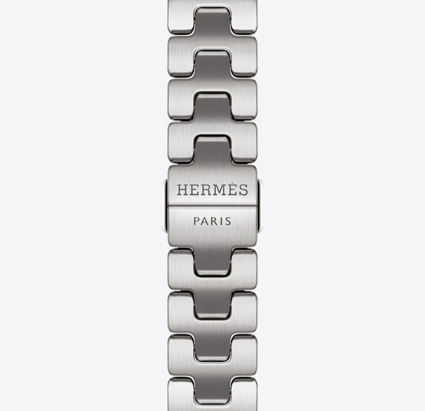 Apple Watch Hermès Series 11のグランHファンストラップ。カラーはサティネ、バックルにHermèsのロゴが刻印されている