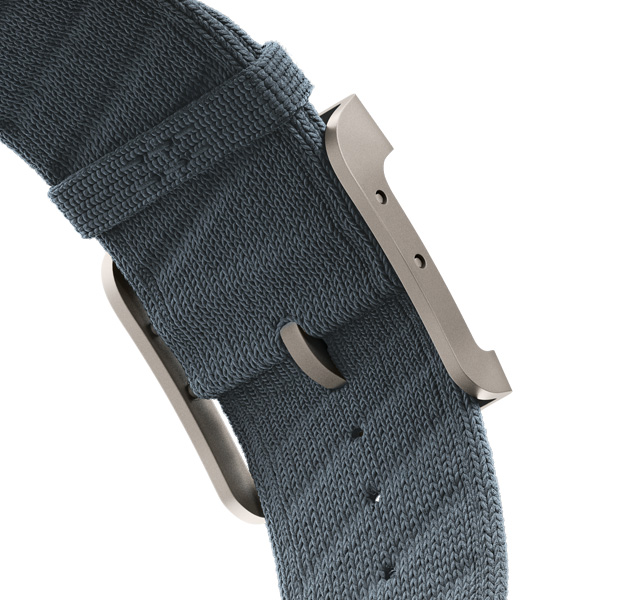 Apple Watch Hermès Ultra 3アンメールストラップ。カラーはブルー・グリ/ブルー・グラシエ、ブルーグレイのベースカラーにライトグレイの立体的なストライプが斜めに入っている。ポリアミドのニット素材、中央に調節用の穴があり、ナチュラルカラーのチタニウム製バックルが付いている