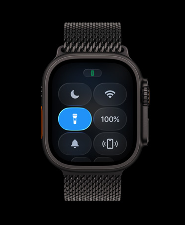 ブラックのチタニウムケースのApple Watch Ultra 3。コントロールセンターにフラッシュライトのボタンが表示されている。ブラックのチタニウムミラネーゼループが付いている