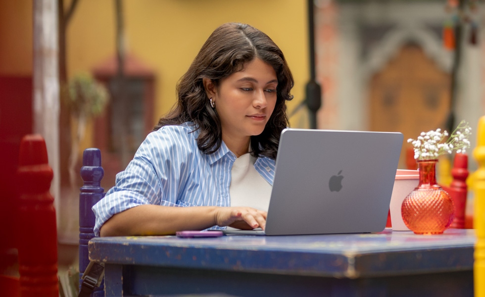 MacBookに入力している学生