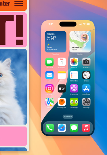 MacBookのデスクトップに、様々なウィジェットが並ぶフルサイズのiPhoneの画面が表示されている。左側のブラウザウインドウにはカラフルな背景が表示されている