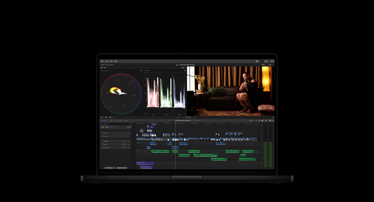 14インチMacBook Pro、ミュージックビデオの編集、ソファに座ってギターを弾く女性。ビデオのタイトルは「Introducing Allie Sherlock」