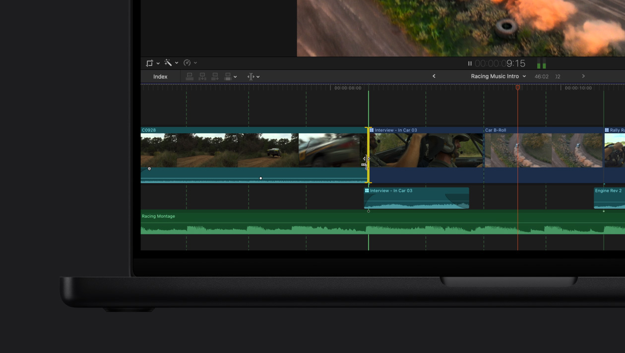 16インチMacBook Pro。ビート検出機能のデモを行っているカーレースのビデオを表示している画面