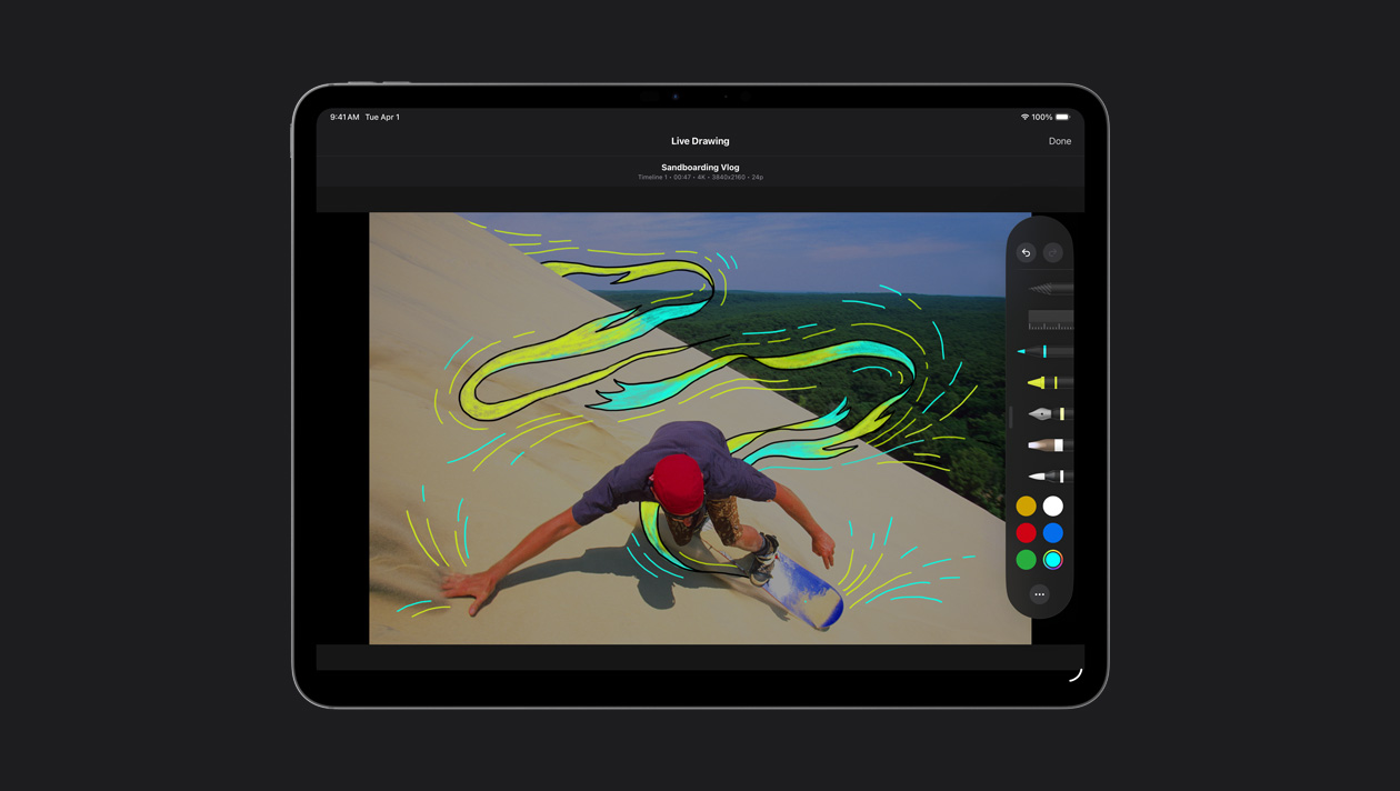 13インチiPad Proの画面に、砂丘でスケートボードをする人物の周りに黄色と青のモーションラインが描かれた画像が表示されている。ライブ描画のデモ