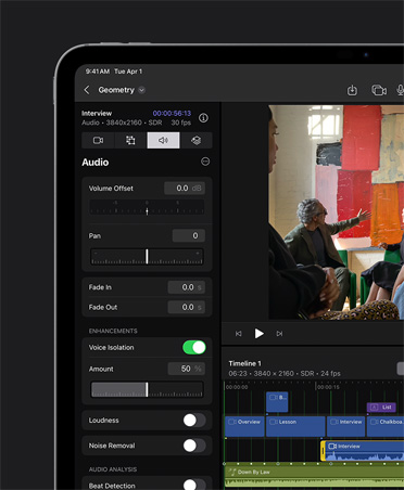 13インチiPad Proの画面にサウンド編集のワークスペースが表示されている。左側にはコントロールと調整のためのオプションが並んだ「声を分離」機能が表示され、右側には教室に座った学生たちと、絵画を指差す教授の画像が表示されている