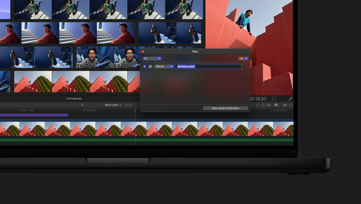 16インチMacBook Proの画面。ビジュアル検索を使って、階段を登っている男性または女性のすべての画像を見つけるデモ