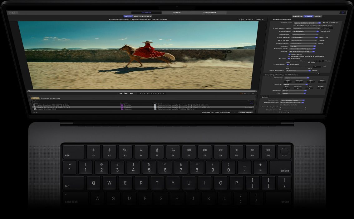 16インチMacBook Pro、赤いドレスを着た女性が馬に乗っている画像が表示されたCompressorのワークスペース。バッチ書き出しのデモ