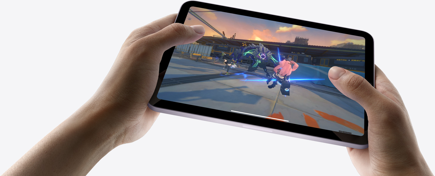 ユーザーがiPad miniを横向きに持ち、グラフィックスを駆使したゲームをプレイしている