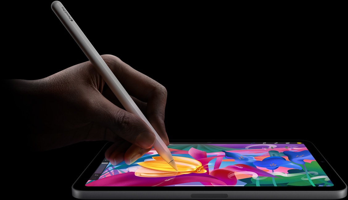 ユーザーがApple Pencil Proを手に持ち、iPad mini上でカラフルなアートワークを作成している
