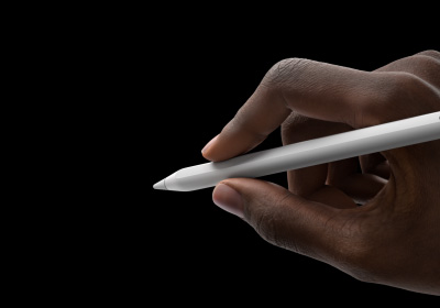 Apple Pencil Proを持って書こうとしているユーザーの手。Apple Pencil Proの先端が、新しいパレットツールのインターフェイスに向けられている