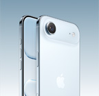 スカイブルーのiPhone Air、斜め後ろから見た外観。上部の凸部にFusionカメラシステムがあり、カメラコントロールボタンが見える。前面と側面の外観、オールスクリーンのデザイン、アクションボタン、音量調節ボタン