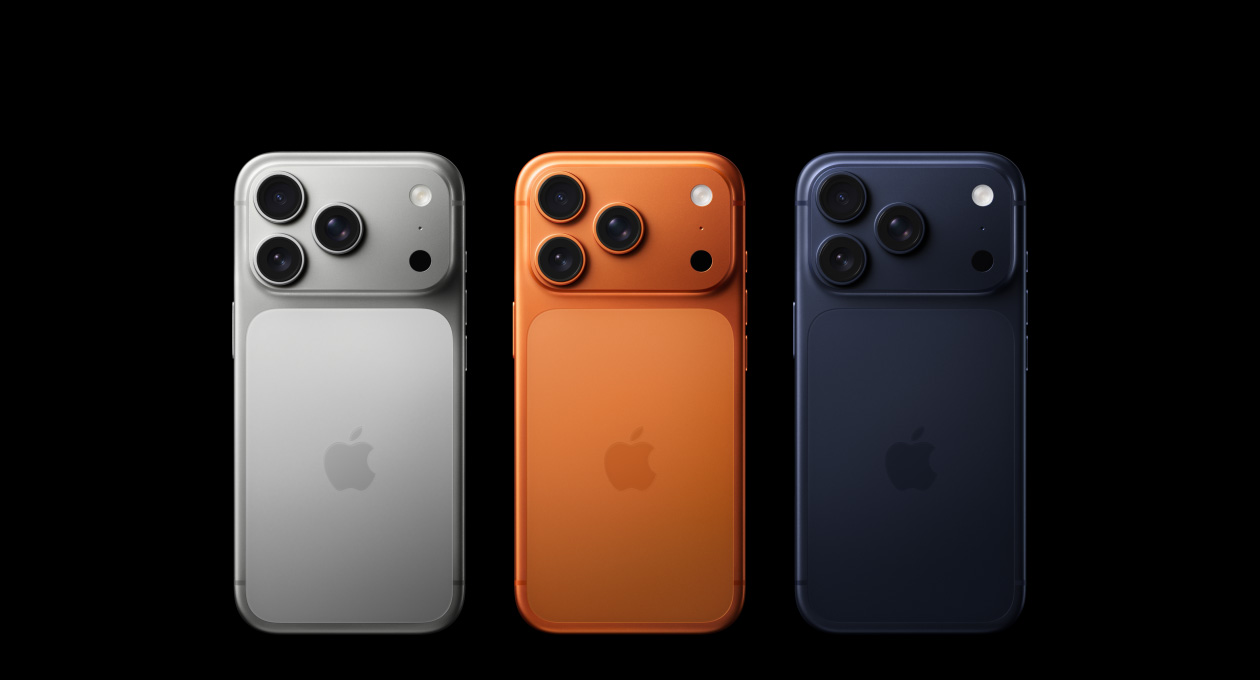 iPhone 17 Pro、背面の外観。シルバー、コズミックオレンジ、ディープブルーの3つの仕上げ。左上の隅にPro Fusionカメラシステムがある。3つのレンズ、マイク、フラッシュ、中央にAppleのロゴが見えている