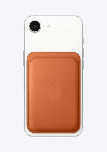ホワイトのiPhone 17eの背面の外観、フォックスオレンジのMagSafe対応ファインウーブンウォレットが装着されている。上部にFusionカメラがある