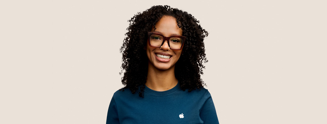 親しみやすい態度で微笑むAppleのスペシャリスト
