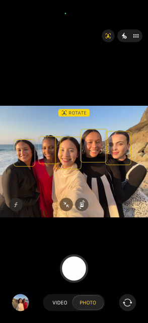 iPhone Airの前面の画面に、写真のセンターフレームの機能を使ったグループセルフィーが表示されている