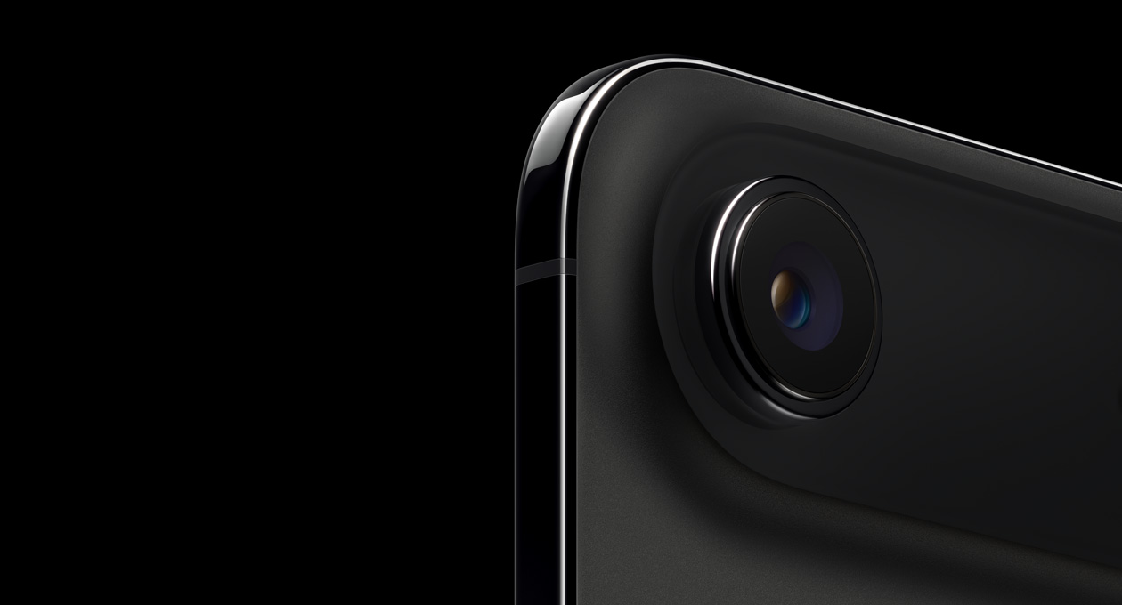 スペースブラックのiPhone Airの背面の外観、丸みを帯びた上部の隅、シングルレンズのFusionカメラシステム