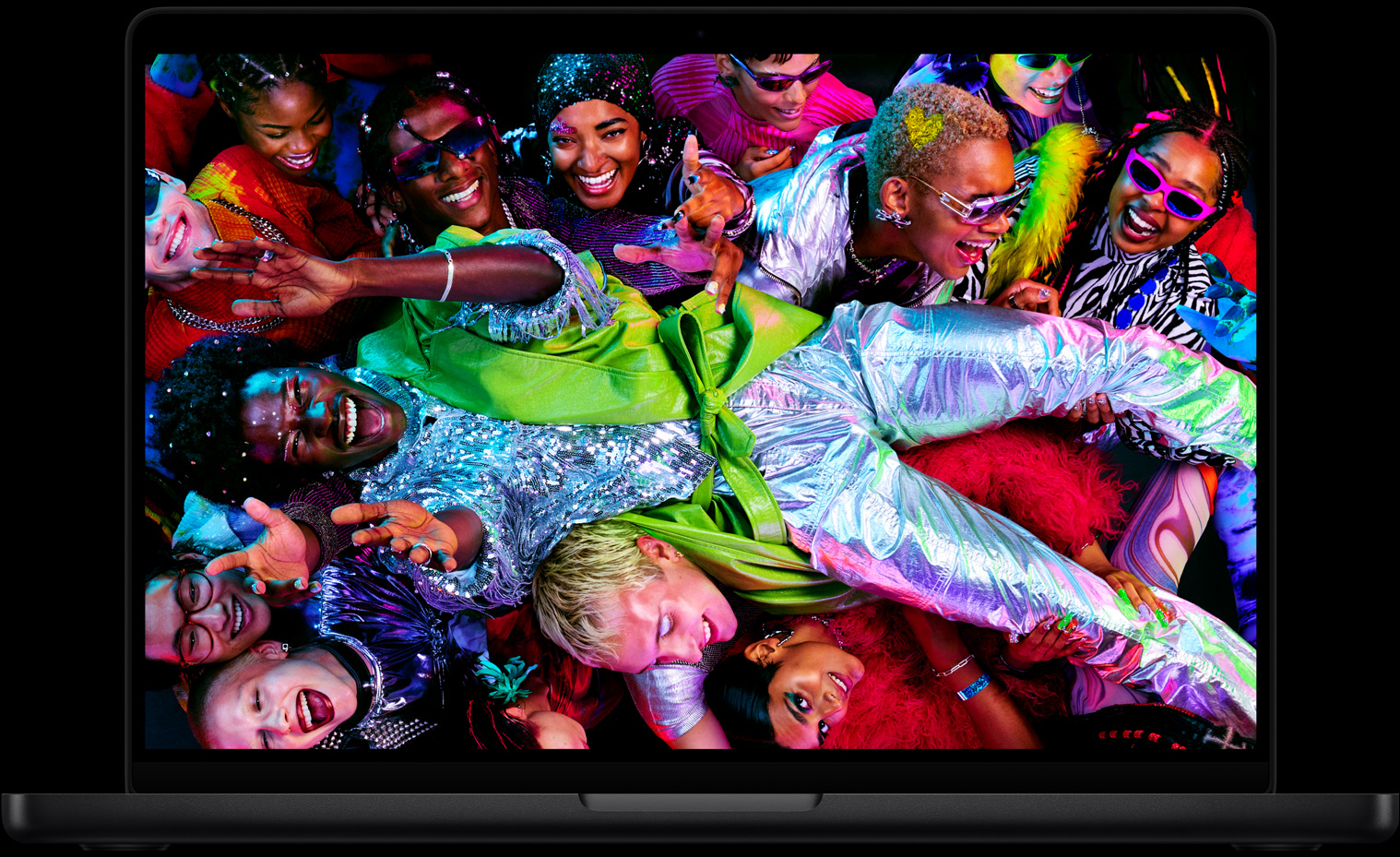 パーティーでクラウドサーフィングをしている人物を映し出したカラフルなMacBook Proの画面。Liquid Retina XDRディスプレイの鮮明さを示している