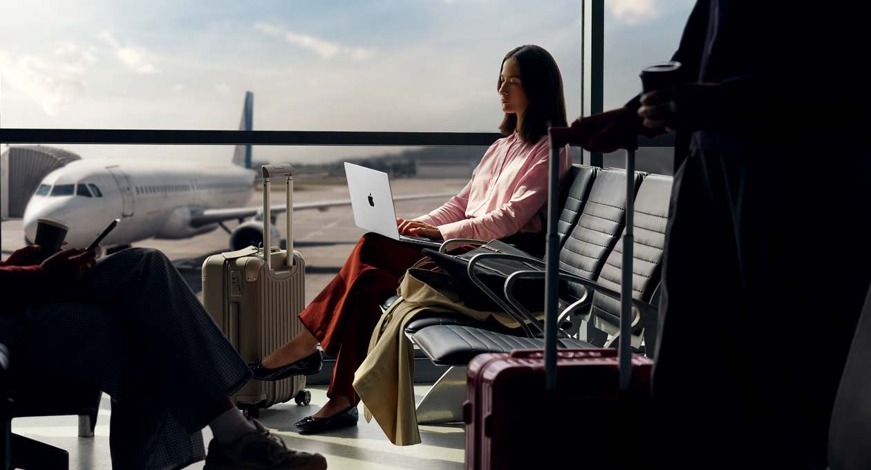 空港でMacBook Proを使っている人物