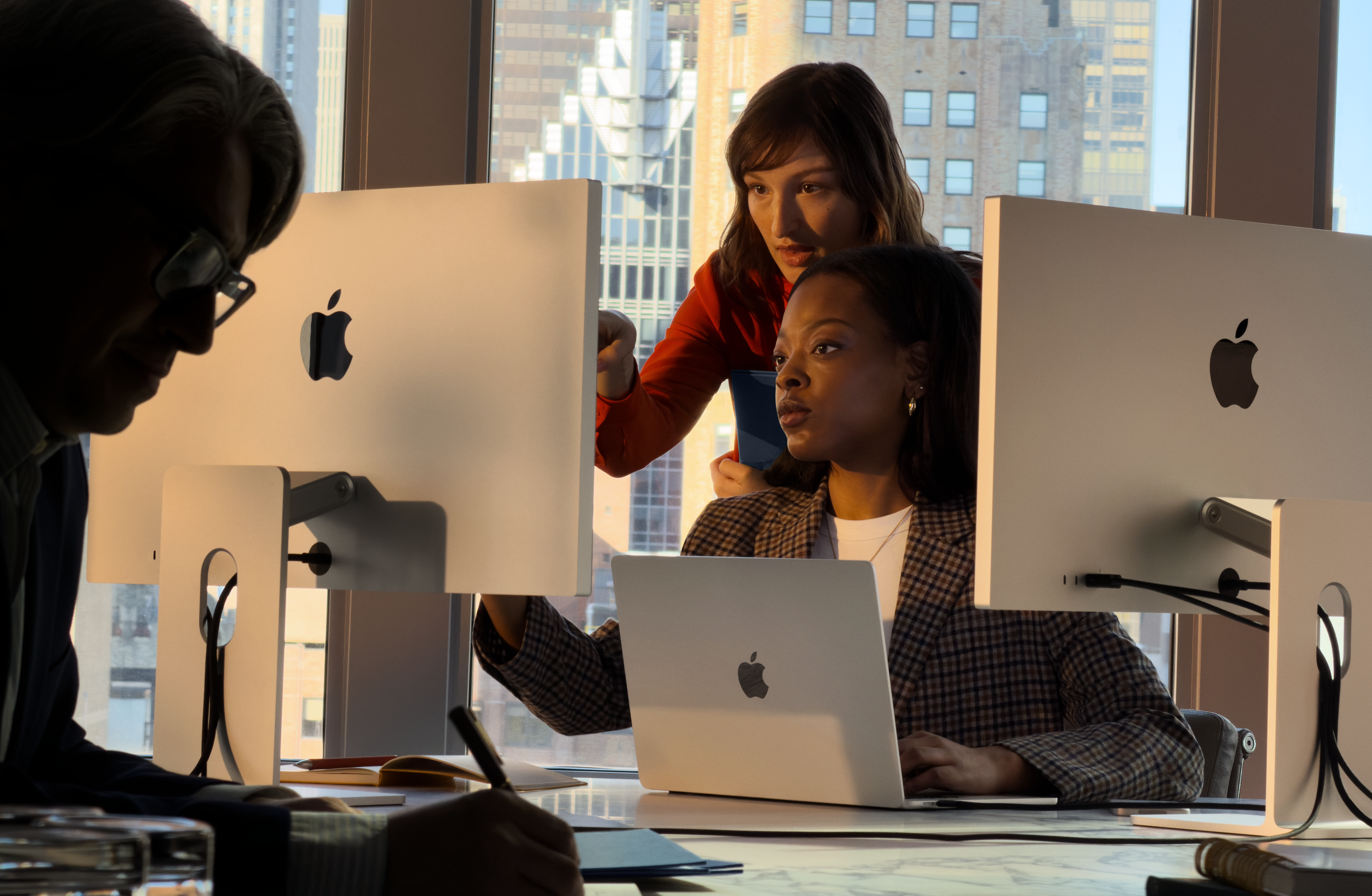 職場でMacを使っている人々